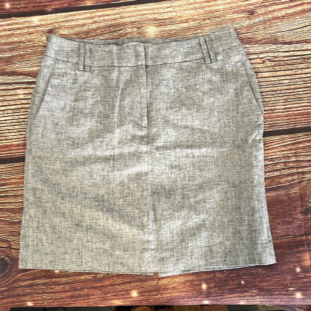 Loft Skirt sz 6 Gray and White